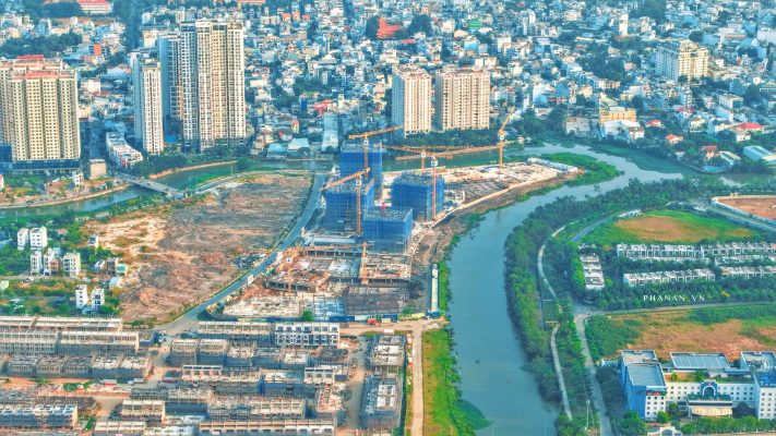 Cập nhật tiến độ The Privé tháng 4/2026 mới nhất. Các tháp đã bắt đầu lên tầng, thi công phần thân và mốc đổ sàn thực tế tại công trường.