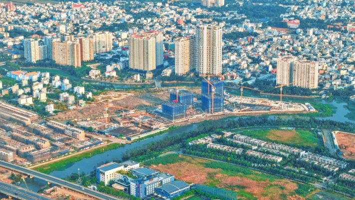 Cập nhật tiến độ The Privé tháng 4/2026 mới nhất. Các tháp đã bắt đầu lên tầng, thi công phần thân và mốc đổ sàn thực tế tại công trường.